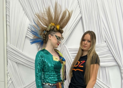 Wiktoria Sobiecka uczennica I Technikum Poligraficzno  – Usługowego w Wyszkowie  otrzymała dwa wyróżnienia w XVIII Ogólnopolskim Konkursie Fantazji Fryzjerskiej „ANTY – MODA”